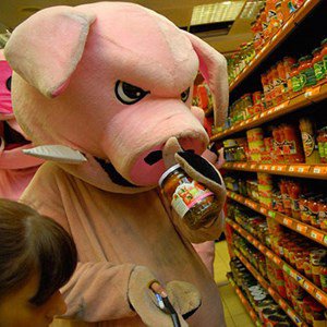 Новороссийские хрюшки атакуют супермаркеты