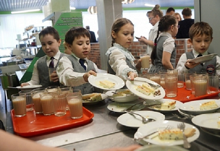 Жители Волгограда возмущены тем,  что детей-льготников в школах кормят хуже