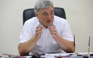 Министр здравоохранения Калмыкии Юрий Кикенов решил отправиться на передовую