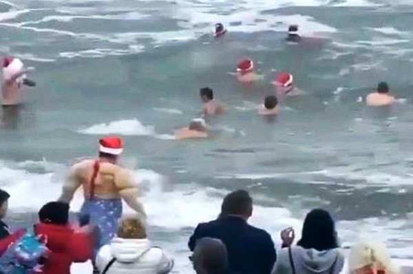 В Сочи организовали массовый заплыв Дедов Морозов