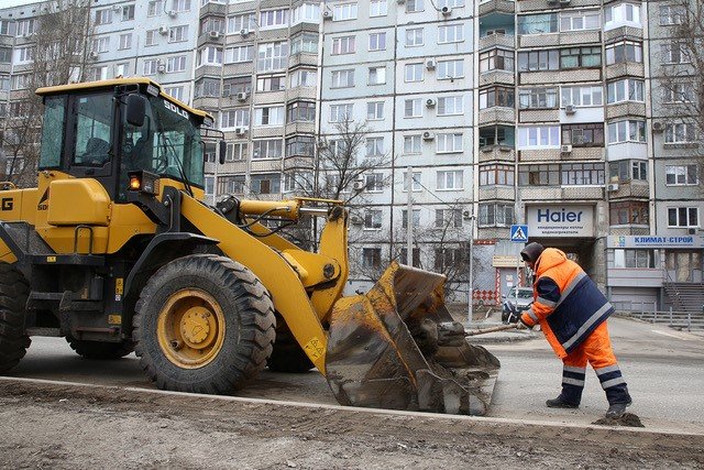 В Волгограде усиленно убирают дороги и тротуары